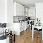 Abora Garden With Terrace, Pool, Extensive Gardens And Free Parking *
