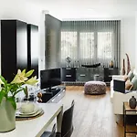 Abora Garden With Terrace, Pool, Extensive Gardens And Free Parking *