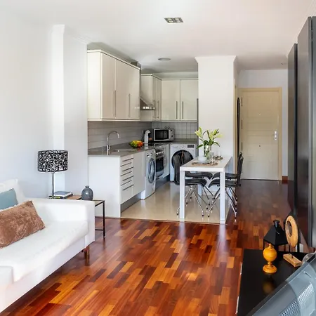Abora Garden With Terrace, Pool, Extensive Gardens And Free Parking Apartmán